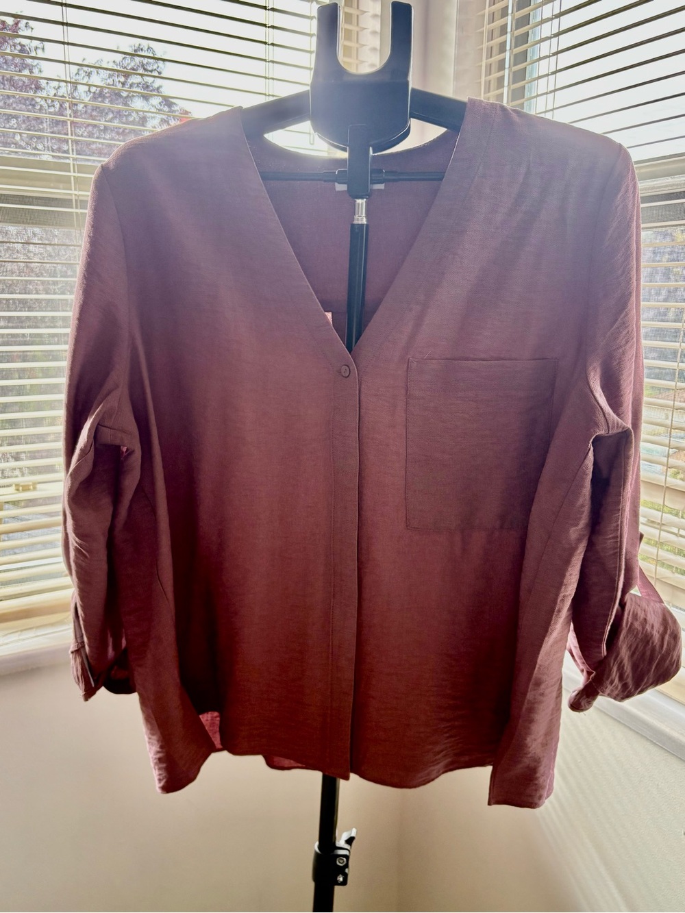 Reitmans Women's Button-Front V-Neck Top in Mauve